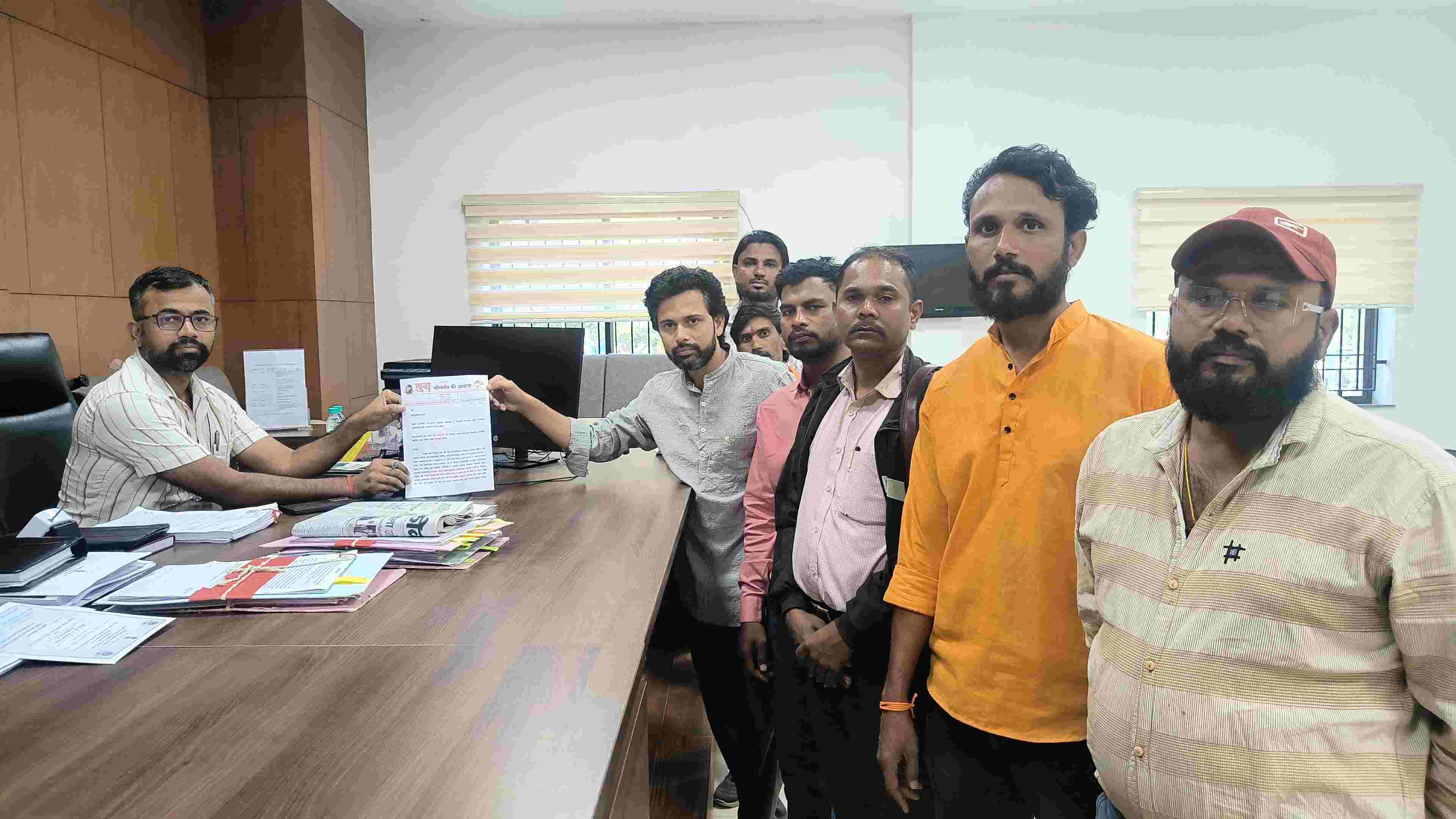 शासकीय कार्यालयांतील अधिकारी-कर्मचाऱ्यांच्या गैरहजेरीमुळे नागरिकांची कुचंबणा