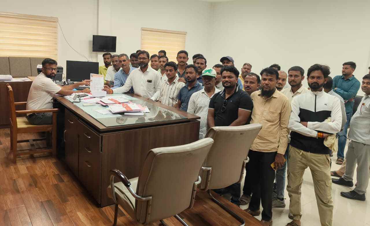 वर्धा जिल्ह्यातील रेतीघाट निर्धारित वेळेत सुरू करण्याबाबत निखिल सातपुते यांच्या नेतृत्वात निवेदन सादर